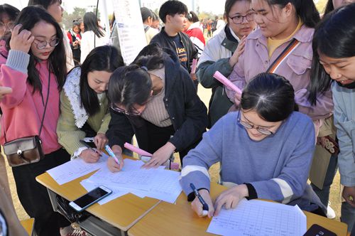 泗陽縣2019年校園招聘會在泗陽中專舉行