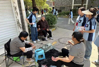 扣好人生第一粒扣子從孝老敬老開(kāi)始——泗陽(yáng)中專服裝工程系開(kāi)展“布布縫補(bǔ)小部隊(duì)”公益宣傳活動(dòng)